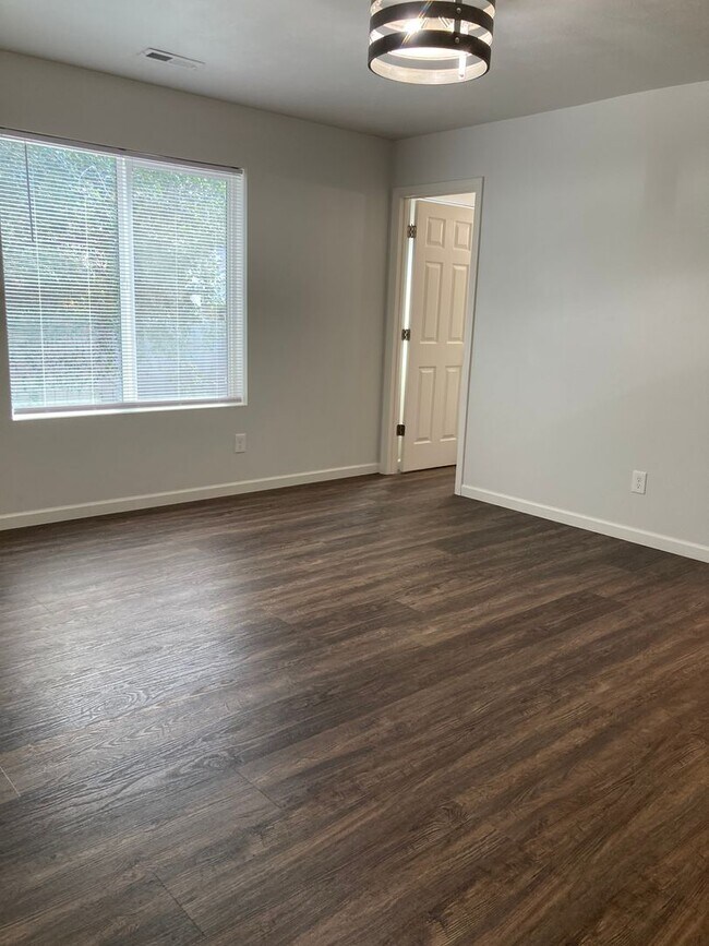 Building Photo - MP132 - 14418-14420 E Heroy