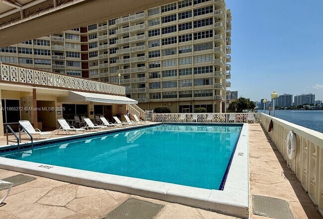 Building Photo - 1817 S Ocean Dr