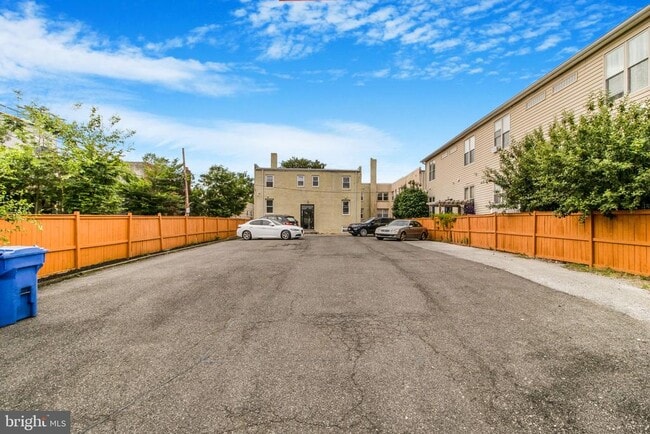 Building Photo - 417 18th St NE