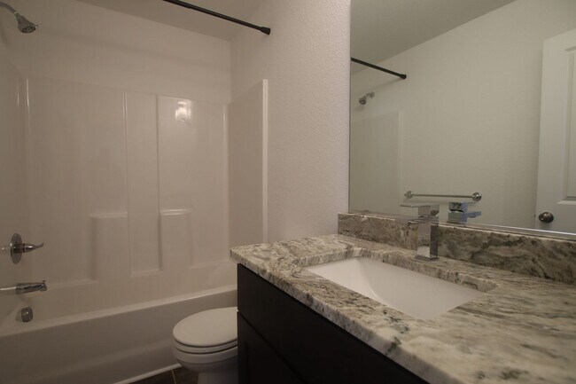 Building Photo - Contemporary 4bd/3.5ba in excellent location