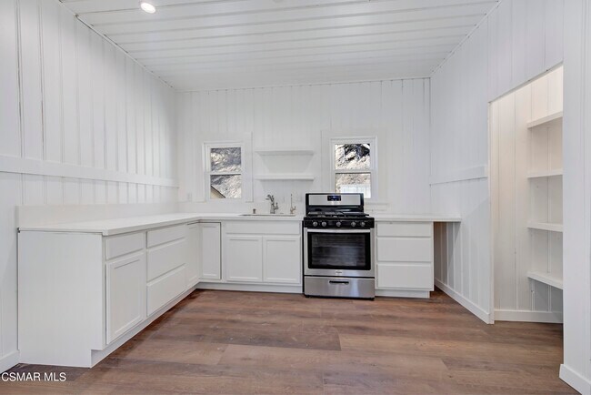 Building Photo - 641 W La Loma Ave