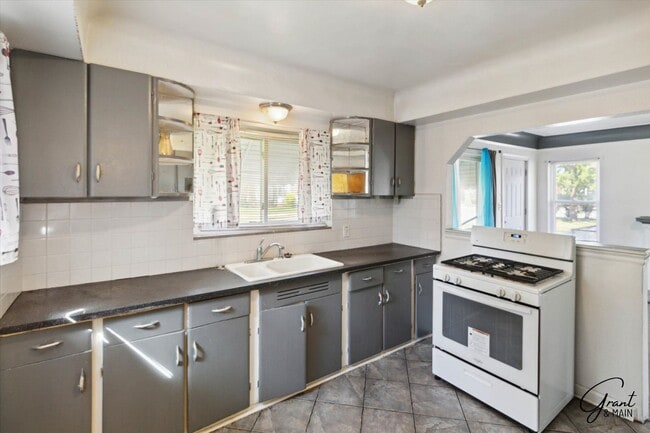 Building Photo - $1,200/month - 2 Bed 1.5 Bath in Warren, Detroit