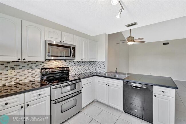 Building Photo - 6715 Via Regina