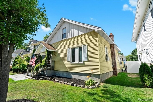 Building Photo - 423 Pingree Blvd