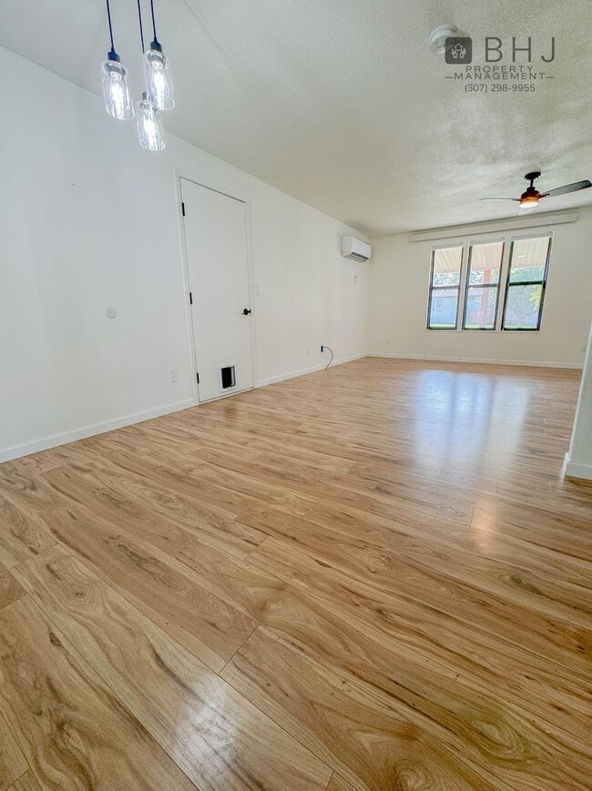 Building Photo - Dog Friendly 2 bed/ 1 bath HOUSE for Rent!