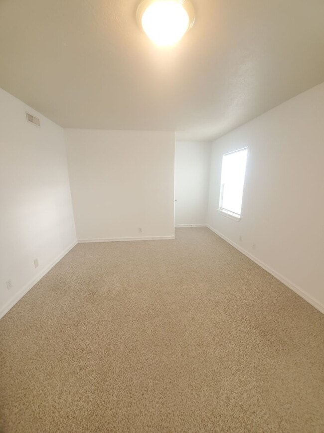 Building Photo - Spacious apartment! January rent FREE with 12 month lease!