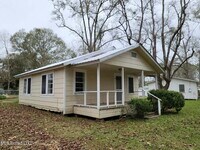 Building Photo - Cute home in Leakesville