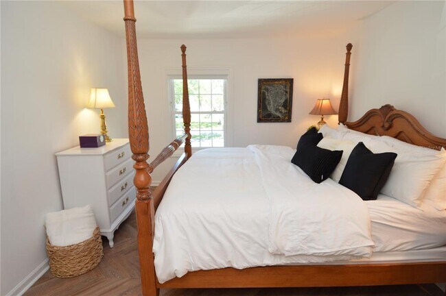 Building Photo - 5048 Beach Dr SE