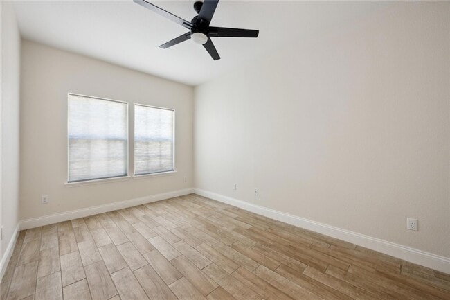 Building Photo - 810 E Navarro St