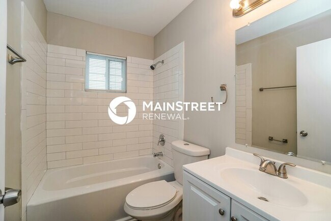 Building Photo - 3 Bedroom Pet-Friendly Home in Columbus, OH with Main Street Renewal