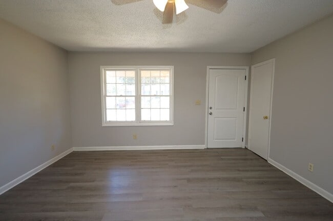 Building Photo - 612 Scott Dr