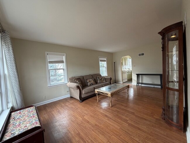 Building Photo - 538 Mills St