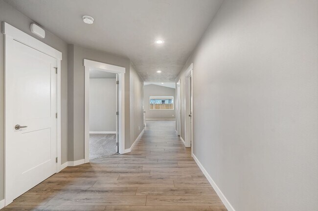 Building Photo - Gorgeous Three Bedroom/Two Bathroom