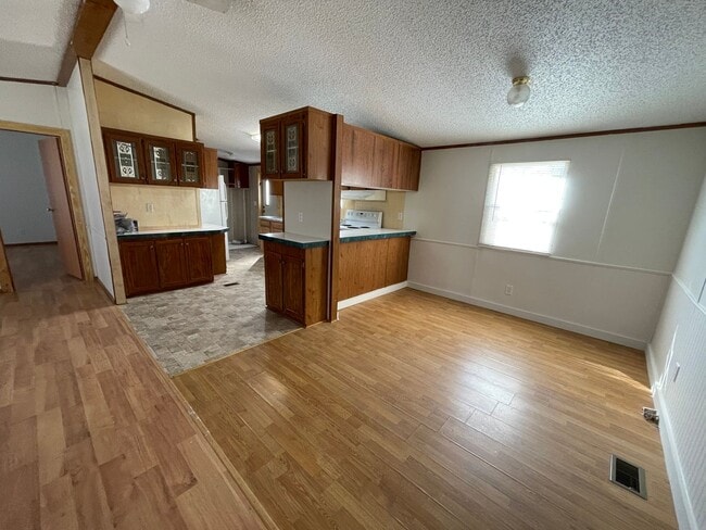 Building Photo - 3 BR, 2 BA doublewide in Pikeville!