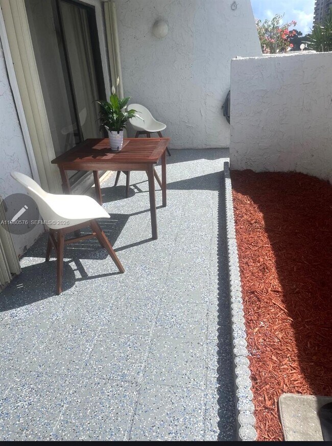 Building Photo - 1650 NE 115th St