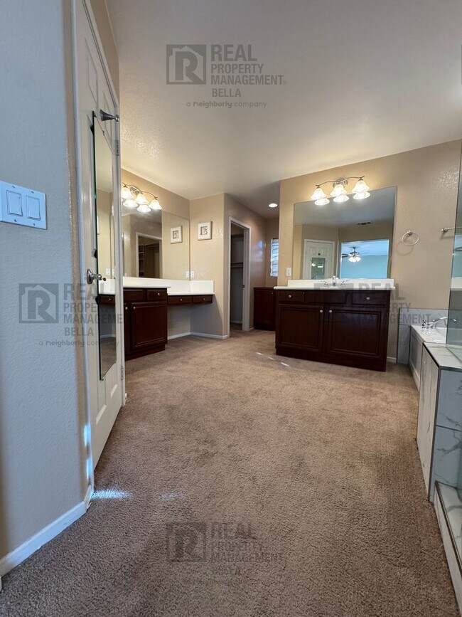 Building Photo - Spacious & Stylish 5-Bed, 3-Bath Home in Prime Murrieta Location