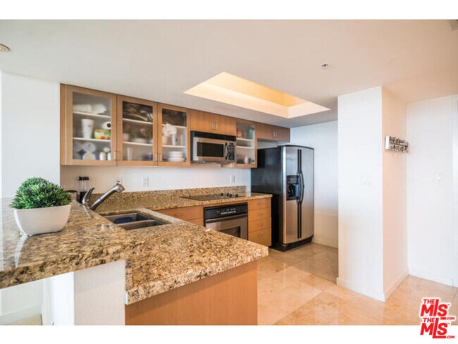 Building Photo - 13700 Marina Pointe Dr