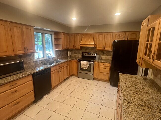 Building Photo - 204 Basswood Dr