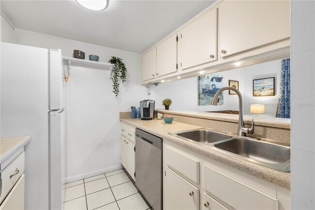 Building Photo - 2525 W Bay Dr