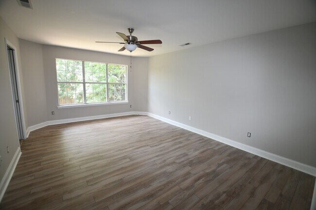 Building Photo - 486 Sussex Dr SW