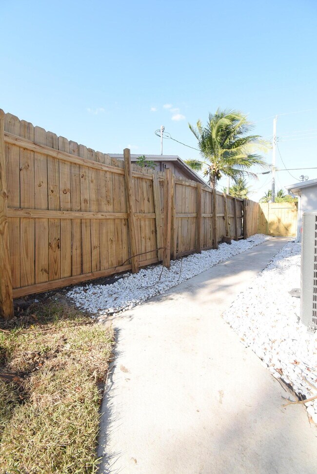 Building Photo - 3541 NW 37th Ave