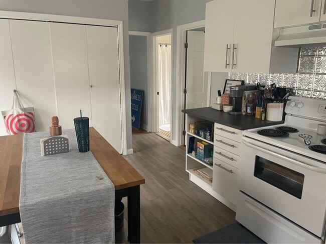 Building Photo - 60 William St