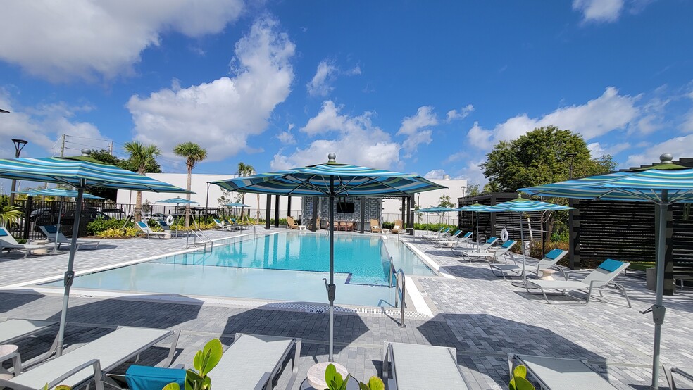 Building Photo - 6833 SW 28th Ter