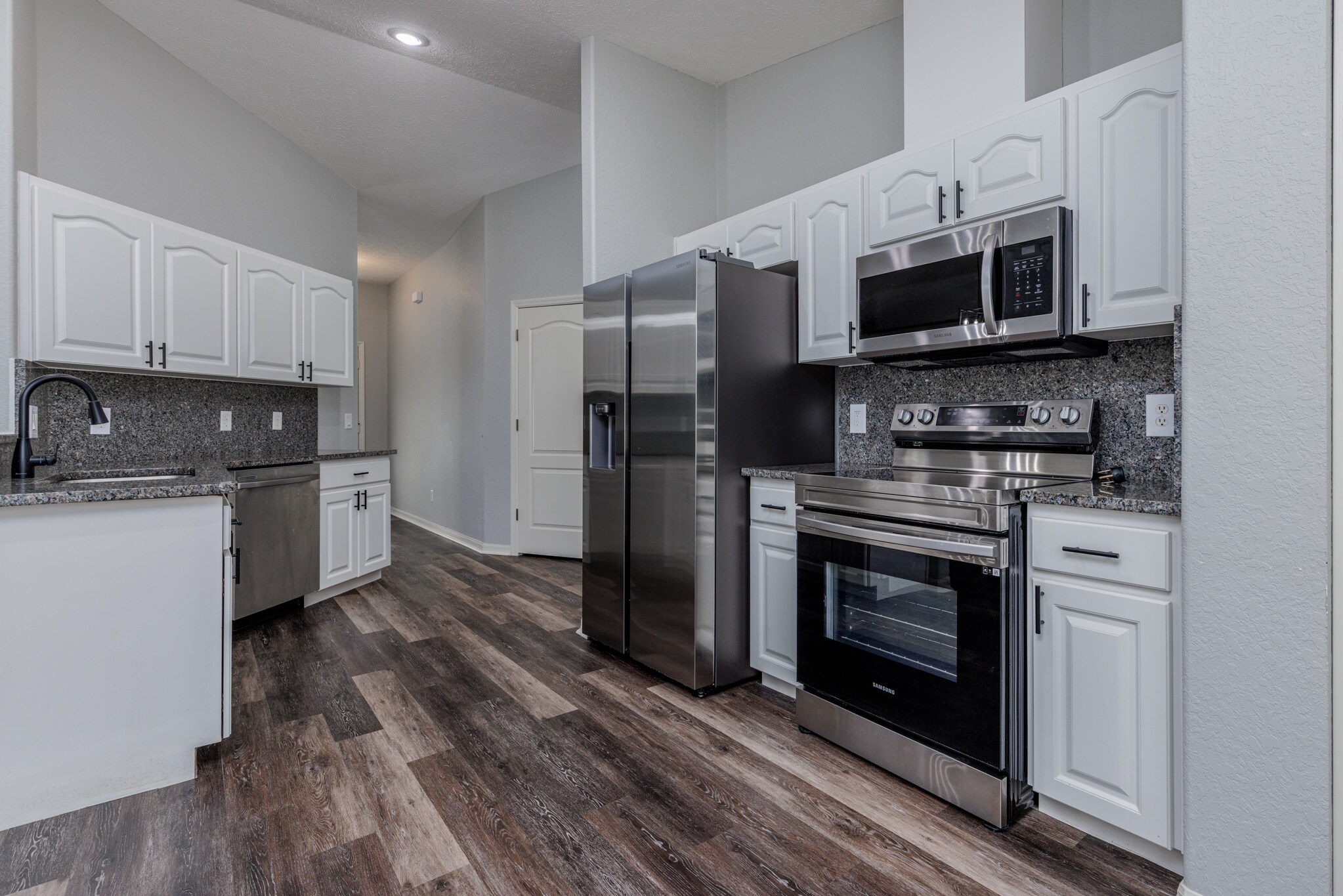 Building Photo - 320 N Fresno Ave