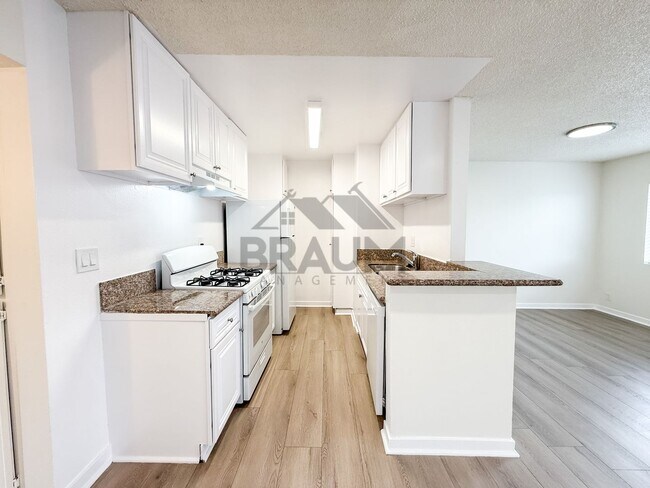 Building Photo - 14801 Delano St