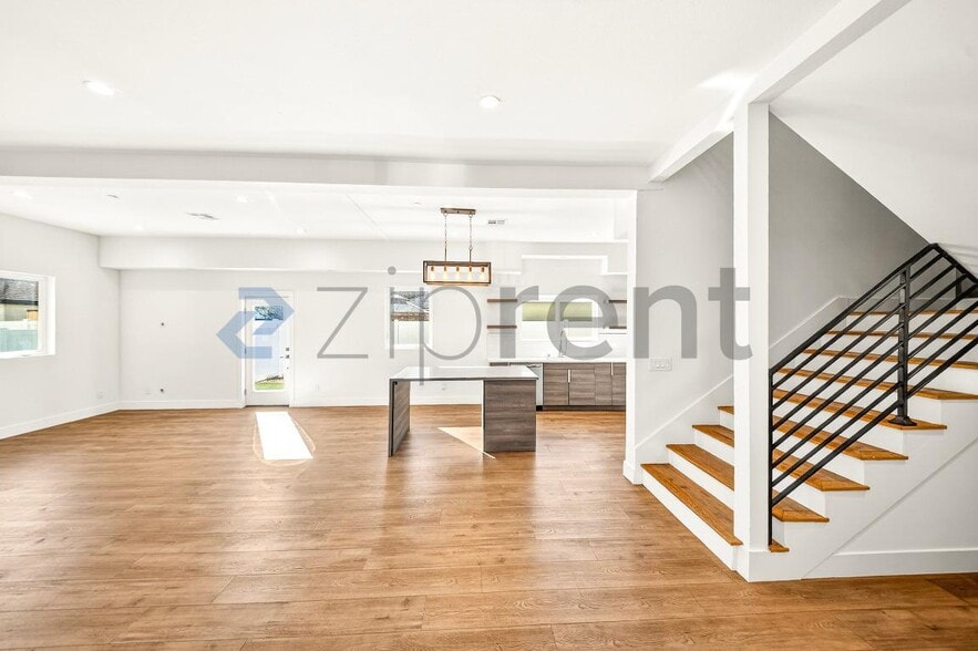 Building Photo - 5641 Riverton Ave