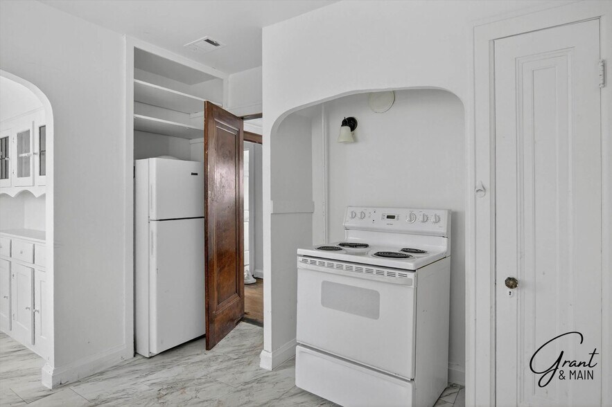 Building Photo - 10345-10345 Crocuslawn Ave