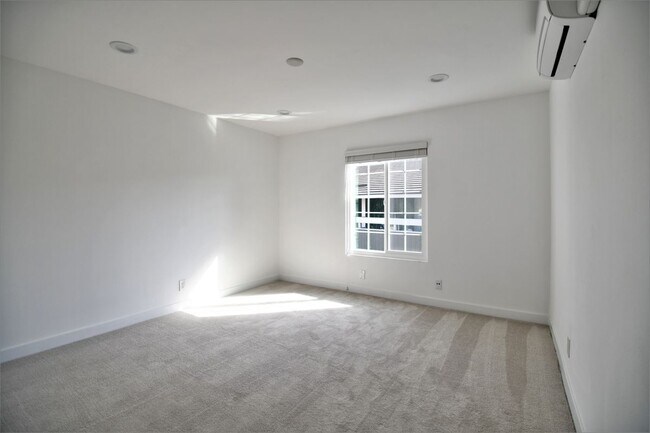 Building Photo - 258 Streamwood