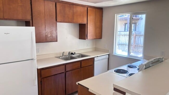 Building Photo - 2 Bedrooms in Pollock Pines Available May 1st