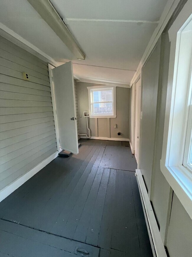 Building Photo - 3 Bedroom Quaint Single Family