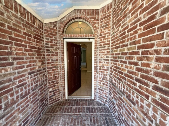 Building Photo - Beautiful, spacious 3B/2B home near the lake