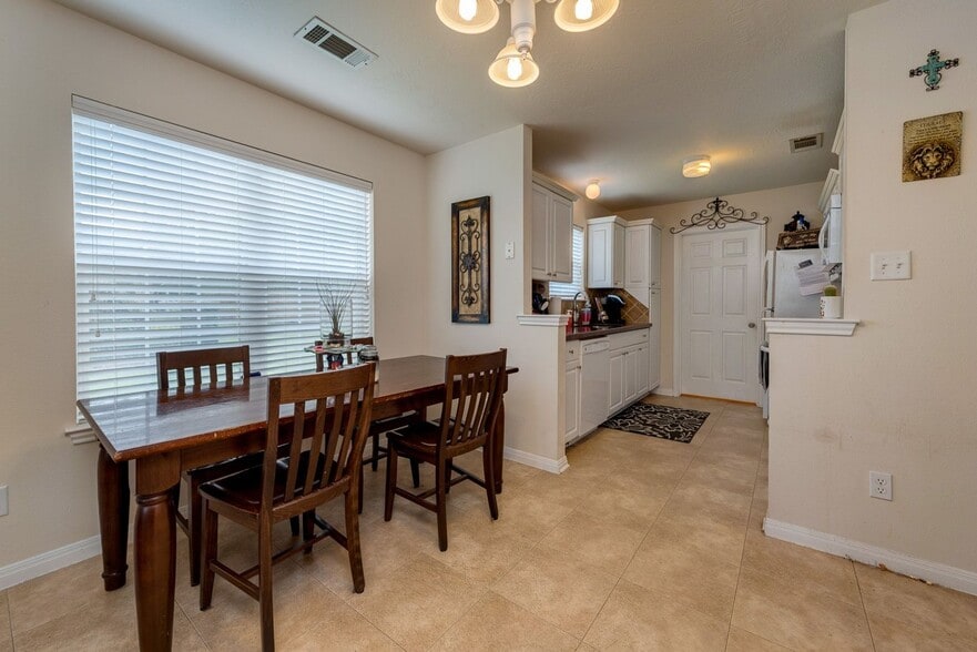 Building Photo - AUGUST PRE-LEASE Beautiful 3 Bed, 3.5 Bath Minutes from Campus!