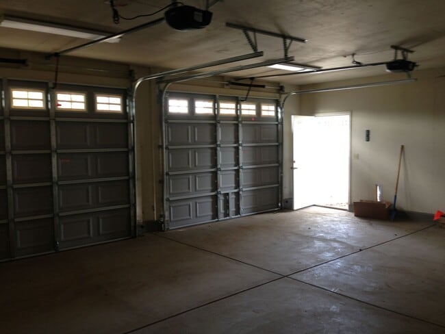 Building Photo - Large 5-6 Bedroom 2 Bath country home
