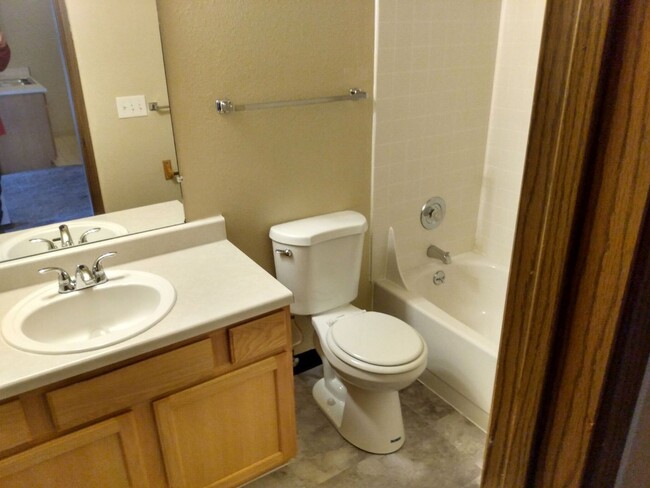 Building Photo - 1 bedroom 1 bathroom upstairs apartment - ...