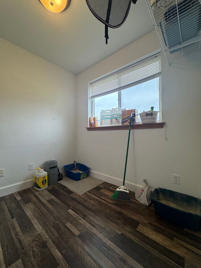 Building Photo - HUGE PET FRIENDLY Rental