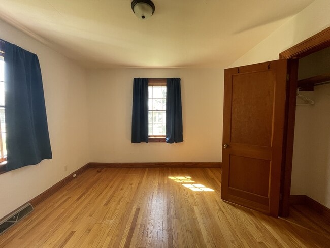 Building Photo - 162 Oak Grove Dr