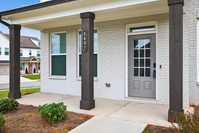 Building Photo - 4407 Silver Oak Dr SW