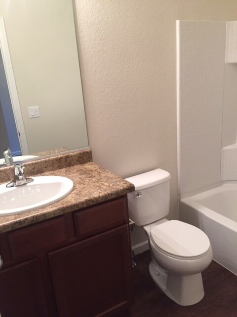 Full bathroom - 1517 Sepia Ave