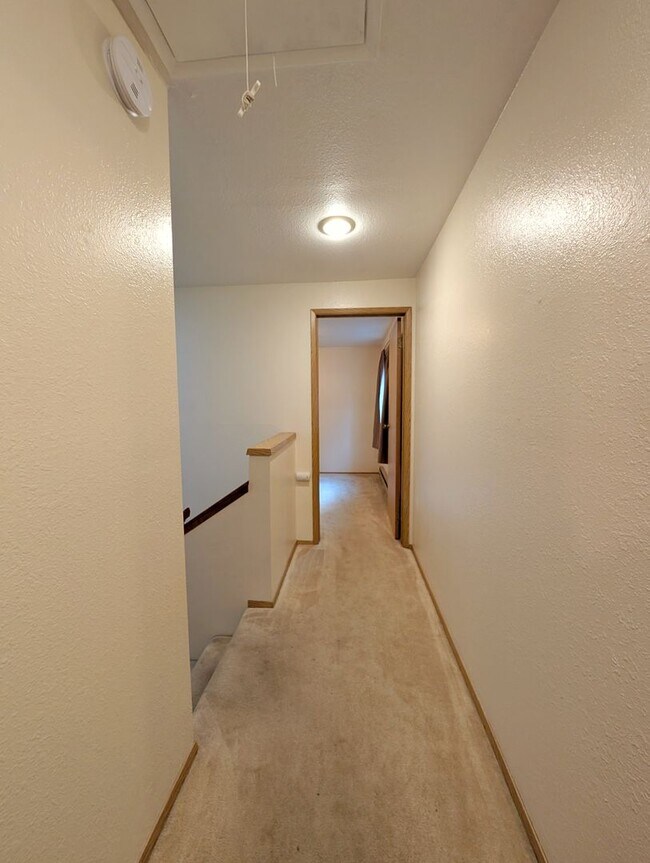 Building Photo - Unfurnished, 3Bd/1.5Ba Dgl Townhome, Long ...