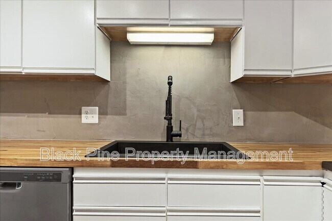 Building Photo - 3675 S Gekeler Ln