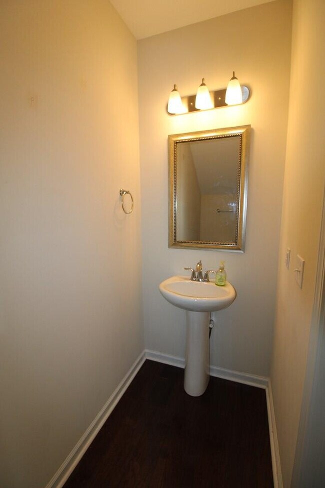 Building Photo - 870 Cormier Dr