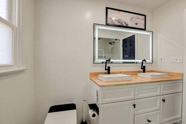 Building Photo - 412 Saddle Ct