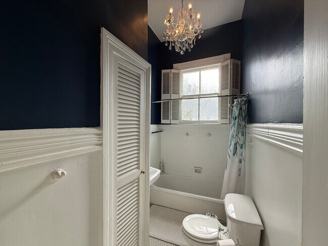 Building Photo - Spacious 4bed/ 3bath home located in the heart of Uptown - Partially furnished ***