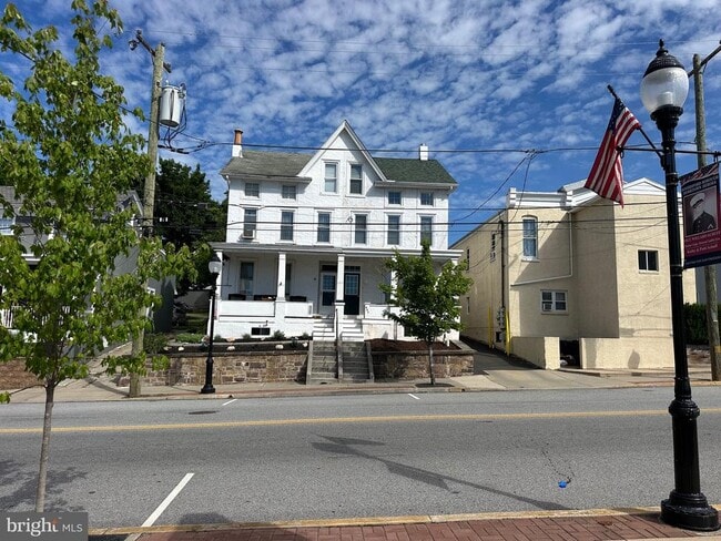 Building Photo - 431 Main St