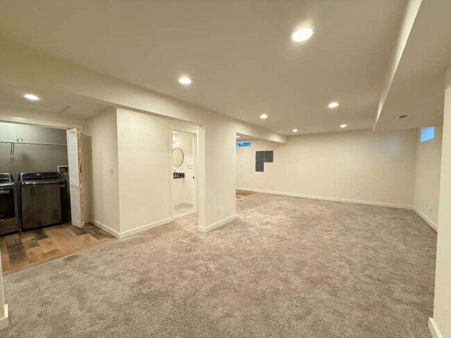 Building Photo - Stunning 4 Bed 3 Bathroom Home!