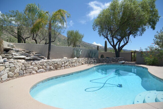 Building Photo - Well Maintained 3 Bedroom 2 Bath Home! Located in a Desirable North Tucson Location! Short Term R...